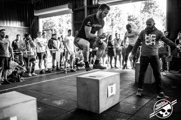 Athlètes faisant des sauts sur des boxs